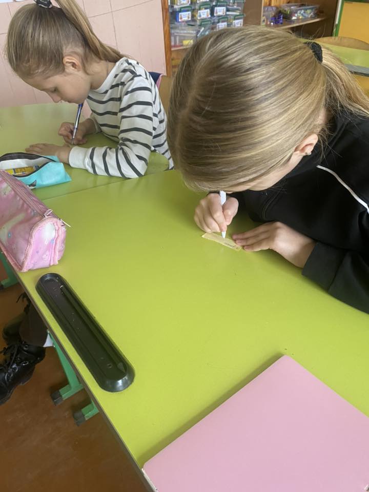 Доброта — це не лише емоція, а й конкретні дії: волонтерство, допомога близьким, слова підтримки, дарування квітів.